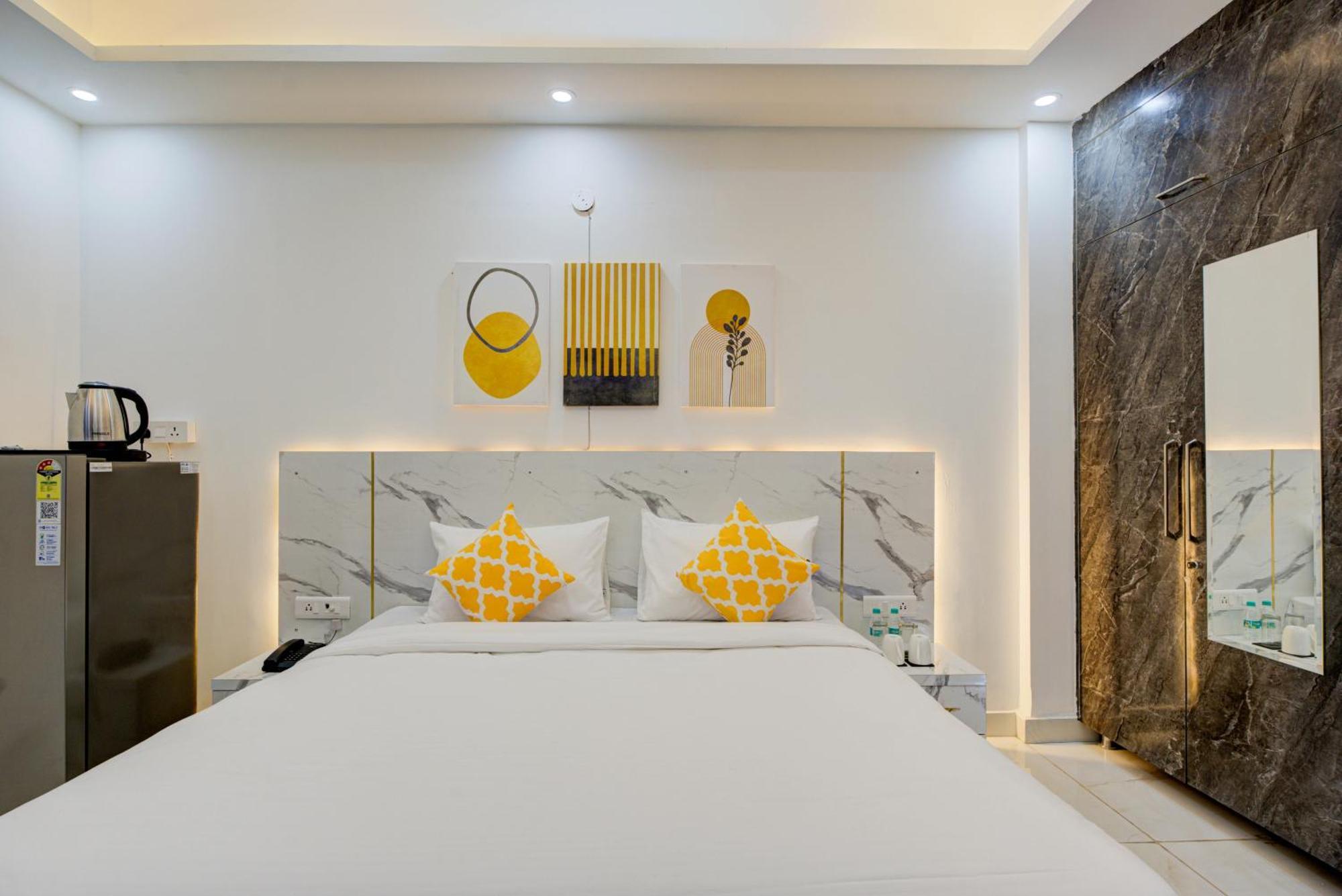 The Empire Studioz Hotel Golf Course Road Studio With Kitchen & Balcony One Horizon Center Paras Hospital Cyber City Γκουργκάον Εξωτερικό φωτογραφία
